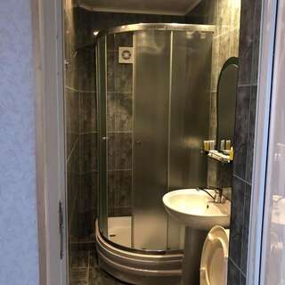 Гостевой дом 4 SEASONS HOTEL Тбилиси Двухместный номер с 2 двуспальными кроватями-12